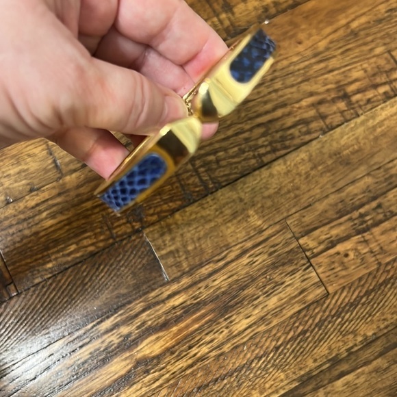STELLA & DOT bracelet Faux blue snakeskin bangle Gold tone Hinge closure - Picture 8 of 9